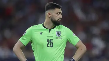 The reason behind the goalkeeper's delayed arrival has been revealed