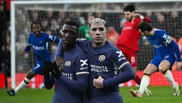 Moisés Caicedo with Enzo Fernández sad